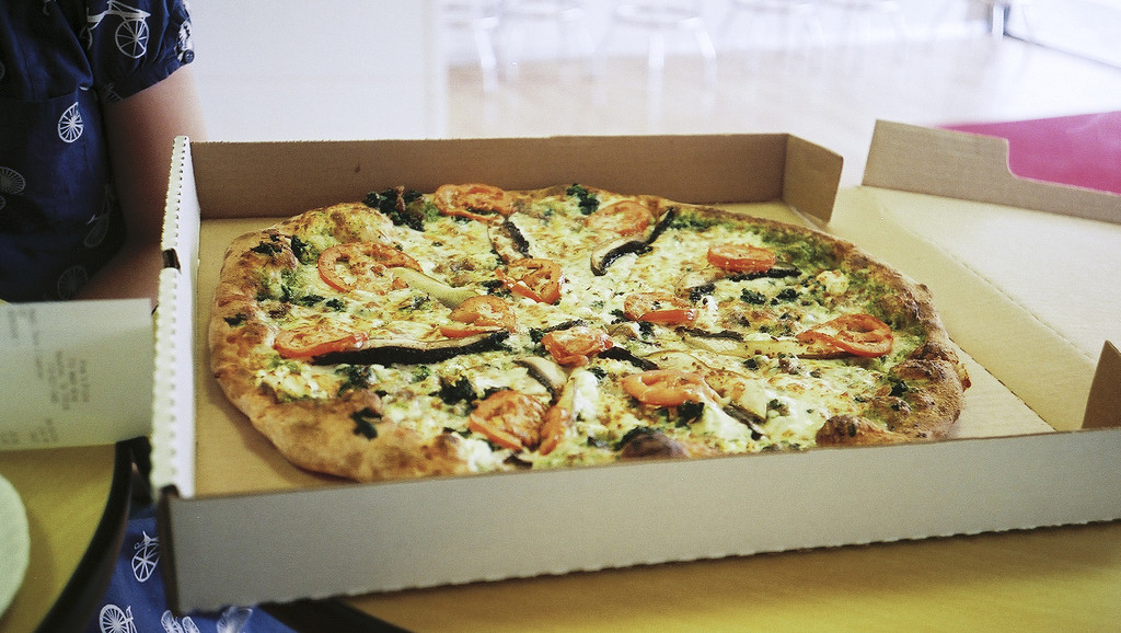 Cartone della pizza, ecco finalmente in quale bidone buttarlo