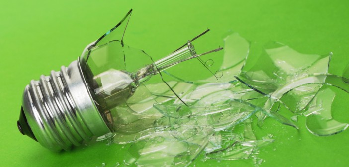 raccolta differenziata immagine via http://www.shutterstock.com/it/pic-100063952/stock-photo-the-brokenbulb-glass-splinters-on-a-green-background.html?src=90MPPP3Z1grSbzV-RkwsNg-1-22&ws=1