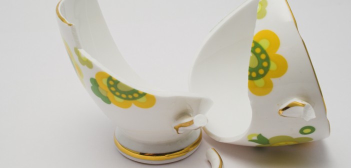 raccolta differenziata immagine via http://www.shutterstock.com/it/pic-489933/stock-photo-pieces-of-a-broken-fine-china-cup.html?src=zjXsSmipe0QHoZy3aJ5iyQ-1-3&ws=1