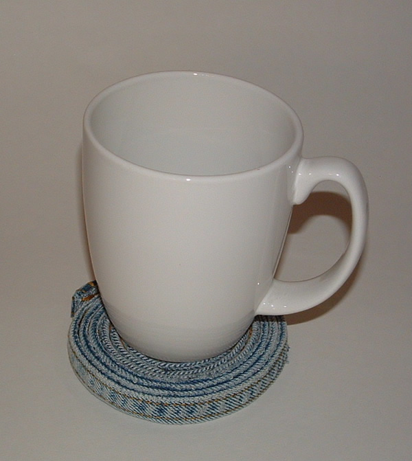 immagine via http://www.myrecycledbags.com/2010/05/16/recycled-denim-coaster/