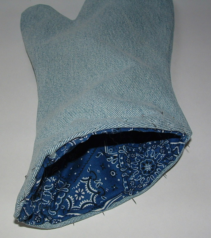 immagine via http://www.myrecycledbags.com/2010/06/05/recycled-denim-oven-mitt/