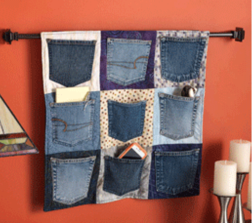 immagine via http://totallygreencrafts.com/2012/11/recycled-jeans-wall-hanging/