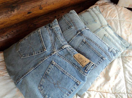 immagine via http://inhabitat.com/7-recycled-denim-designs-for-the-home/denim-pillows/