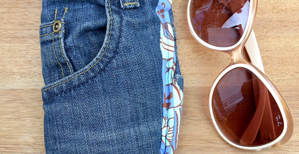 immagine via http://www.pillarboxblue.com/upcycled-jeans-sunglasses-case/