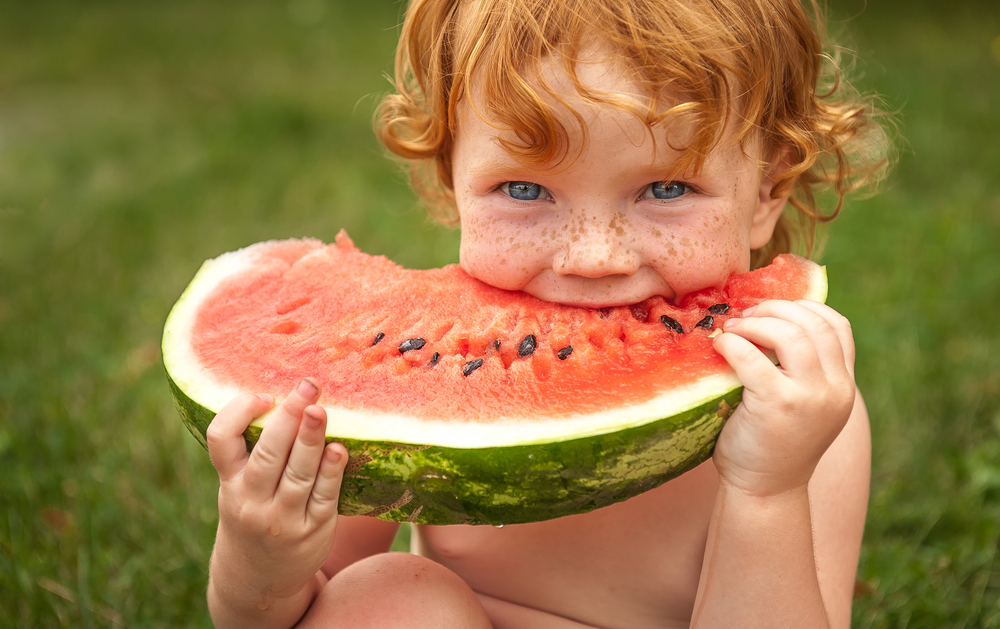Contrastare efficacemente la calura estiva con questi 10 consigli alimentari