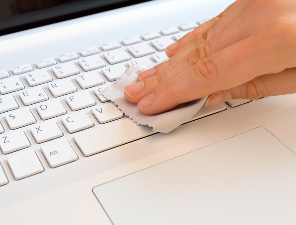 Pulire la tastiera del computer con metodo naturale