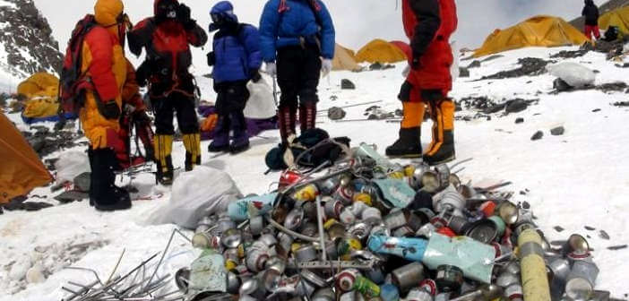 Rifiuti sull’Everest: la montagna è diventata una discarica rifiuti everest